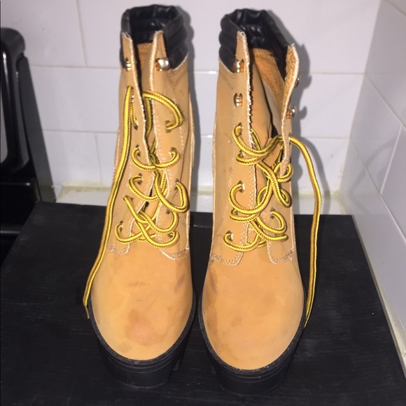 Tan platform ankle bootie👢 - Picture 2 of 8